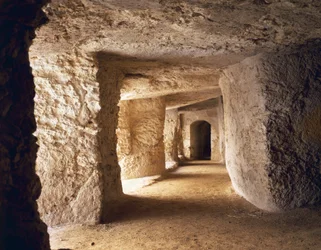 In Kalkstein gehauener Gang im Schloss Euryalus, 402-397 v. Chr., erbaut zu Verteidigungszwecken von Dionysius dem Älteren, Syrakus, Italien, antike griechische Zivilisation, Magna Graecia, 5.-4. Jahrhundert v. Chr.