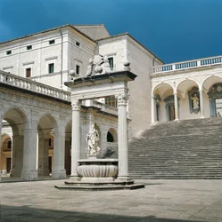 Haupttreppe und Brunnen der Abtei Monte Cassino