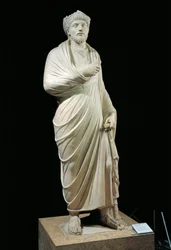 Marmorstatue des Kaisers Julian Apostata in der Toga eines griechischen Philosophen und mit der Krone eines heidnischen Priesters