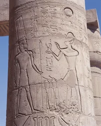 Relief eines Pharaos, der die Göttin der Gerechtigkeit Maat vor Amon hält