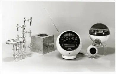 Retro-Tisch, Papierkorb und Musikspieler (s/w Foto)