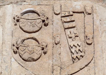 Spanien, Kastilien-La Mancha, Cerro de San Cristobal, Belmonte, Schloss Belmonte, Architektonisches Detail mit dem Wappen des Marquis de Villena