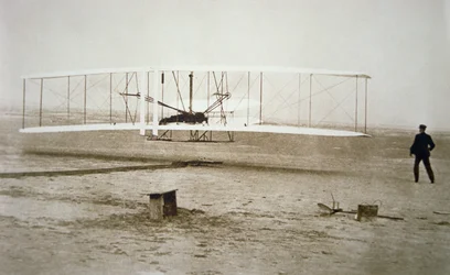 Die Gebrüder Wright bei ihrem ersten motorisierten Flug