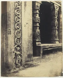 Madura: Säulen im zurückgesetzten Portikus im königlichen Gopurum mit der Basis eines der vier skulptierten Monolithen