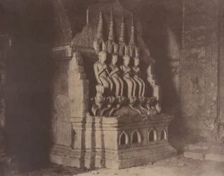 Nr. 23. Pugahm Myo [Pagan]. Figuren in der Damayangyee-Pagode [Dhamma-yan-gyi].