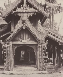 Pugahm Myo: Geschnitztes Tor im Hof der Shwe Zeegong Pagode