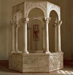 Archäologie des Mittelalters: Barbarische Kunst der Lombardei: Taufbecken des Patriarchen Callisto in achteckiger Form