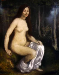 Junge Frau, die in einem Wald sitzt