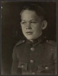 [Junge in Uniform verkleidet]