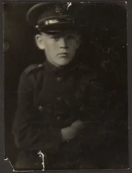 Junge in Uniform verkleidet