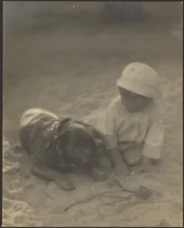 Junge sitzt mit Hund