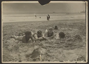 Kinder im Sand am Strand