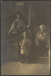 Familienporträt vor dem Haus