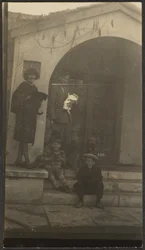 Familie vor dem Fleckenstein Studio in Long Beach