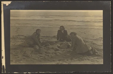 Figuren am Strand sitzend