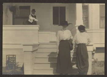 Figuren auf einer Veranda