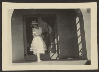 Florence tanzt auf der Veranda