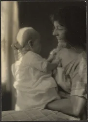 [Florence hält ein Baby]