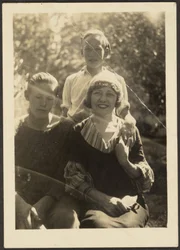 [Florence und ihre beiden Jungen]