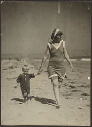 Florenz und Kleinkind am Strand spazierend
