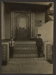 [Florences Jungen vor Fleckensteins Studio in Long Beach]