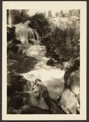 Landschaft mit Wasserfall