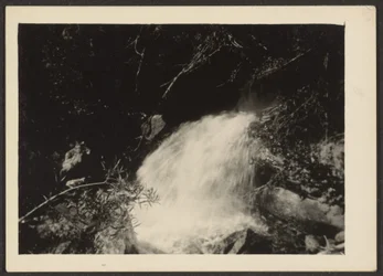 Landschaft mit Wasserfall