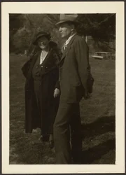 Mann und Frau stehen im Gras