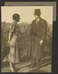 [Mann und Frau an der Hecke]