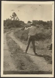 Mann auf dem Pfad mit Gewehr