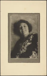 [Fotografie eines Frauenporträts mit Lichteffekt]