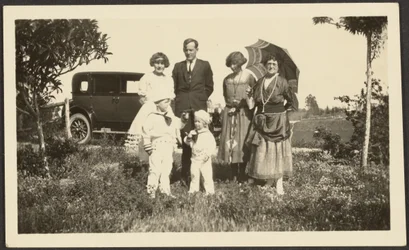 Porträt von Florences Familie draußen mit Auto