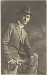 Porträt eines Mannes mit Stock und Handschuhen