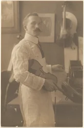 [Porträt eines Geigenbauers im Atelier]