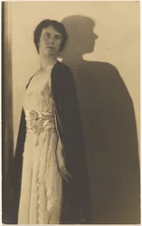 [Porträt einer Frau im Umhang mit Schatten]