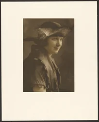 Porträt einer Frau mit Strohhut