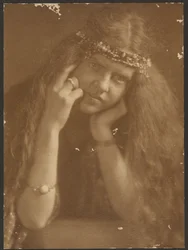 [Porträt einer Frau mit Diadem]