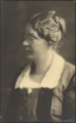 [Porträt einer Frau mit aufgeschlagenem Buch (beschnitten)]