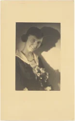 [Porträt einer Frau mit Profilschatten]