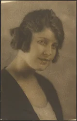[Porträt einer Frau mit kurzen Haaren]