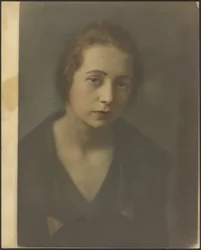 (Porträt einer jungen Frau mit verschränkten Armen)