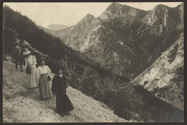 [Spaziergang in einer Berglandschaft]
