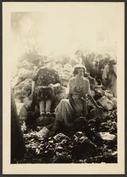 [Drei Frauen auf Felsen]