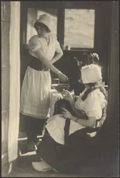 [Zwei Frauen in niederländischen Kostümen]