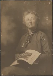 [Frau mit Zeitschrift]