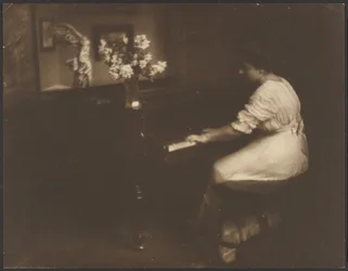 Frau, die Klavier spielt