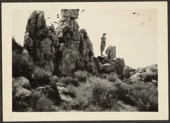 Frau steht auf Felsen