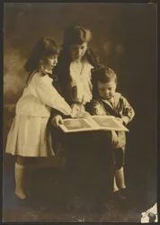 Frau und Kinder mit Bilderbuch