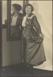 Frau und ihr Spiegelbild
