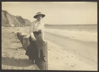 [Frau am Strand]